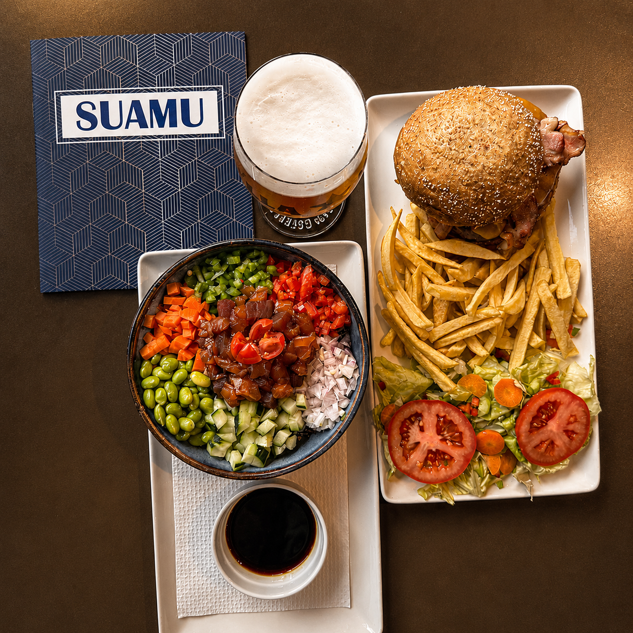 Platos, cerveza y carta de Suamu sobre una mesa