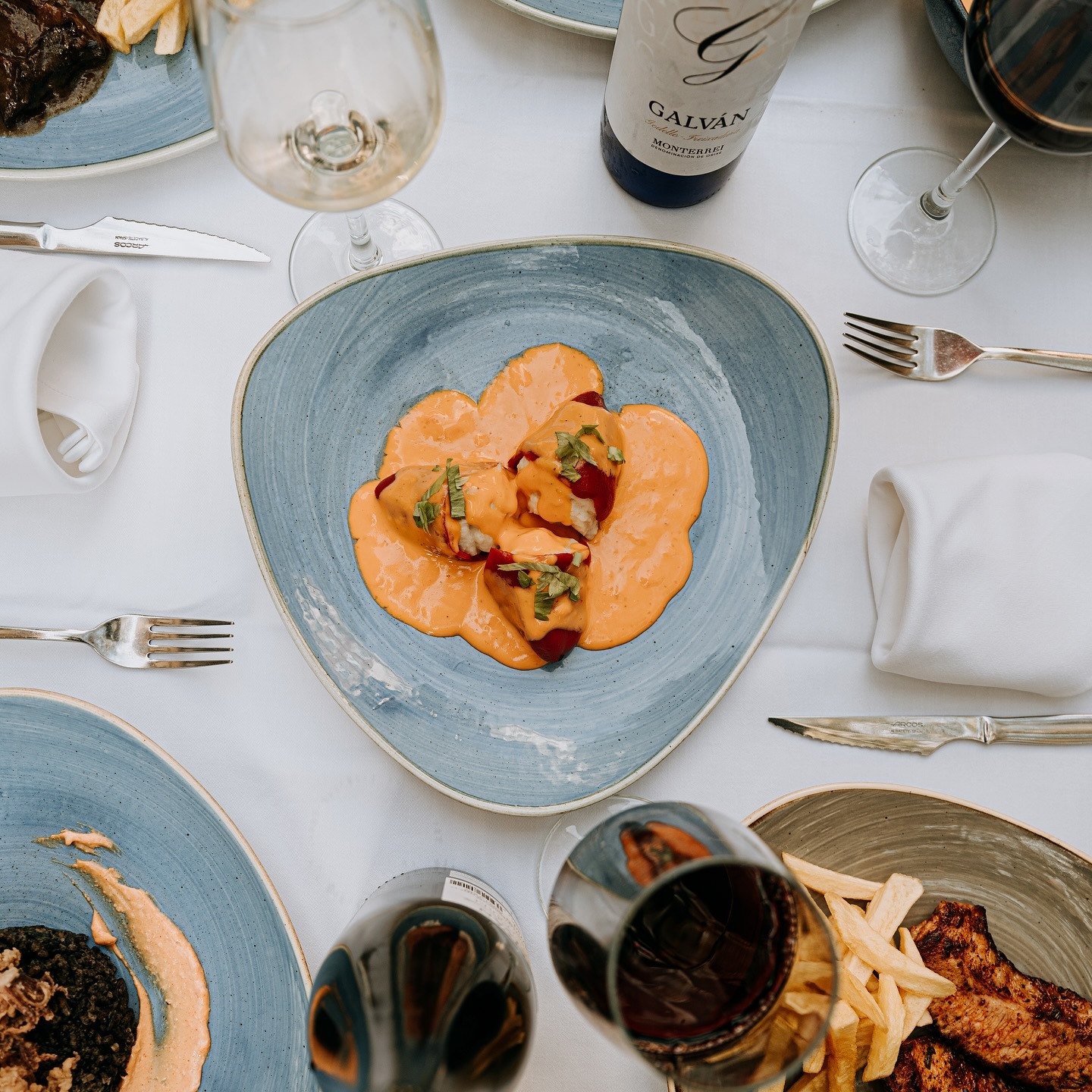 Plato para compartir con vino en Suamu